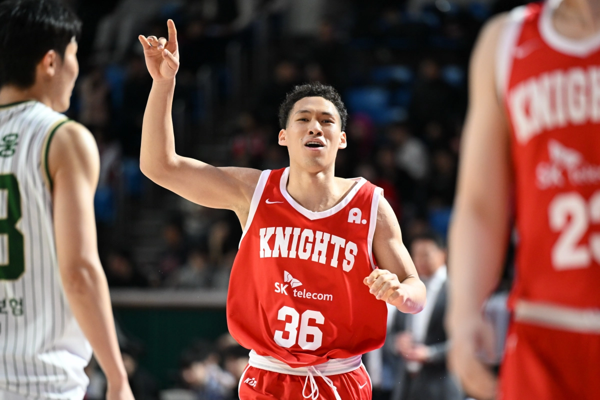 에디 다니엘이 13일 서울 잠실학생체육관에서 열린 2025~25 프로농구 서울 SK와 원주 DB의 경기에서 동료 선수들에 지시하고 있다. 2025.1.13 KBL 제공