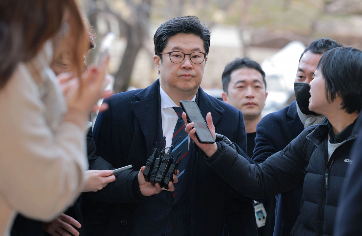 ‘홈플러스 사태’ 관련 자본시장법 위반 등의 혐의를 받는 김병주 MBK파트너스 회장이 13일 오전 서울 서초구 서울중앙지방법원에서 열린 구속 전 피의자 심문(영장실질심사)에 출석하고 있다. 뉴스1