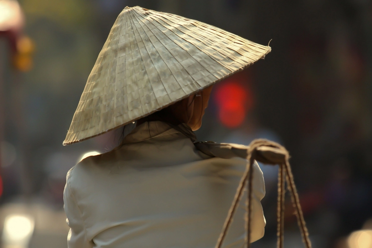 베트남 전통 모자를 쓴 여성. 123rf