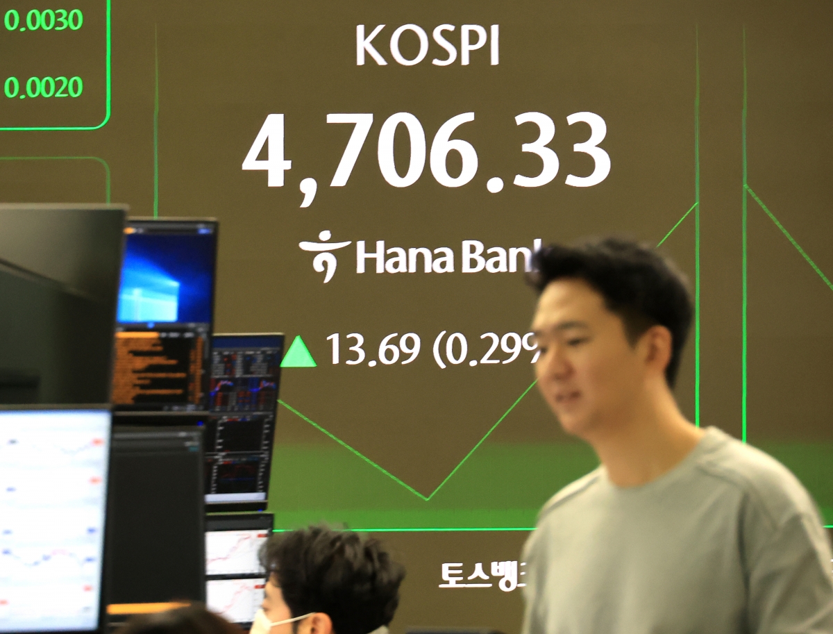 14일 서울 중구 하나은행 본점 딜링룸에서 직원이 증시와 환율을 모니터하고 있다. 코스피는 이날 장중 사상 첫 4700선을 돌파했다. 2026.1.14 연합뉴스