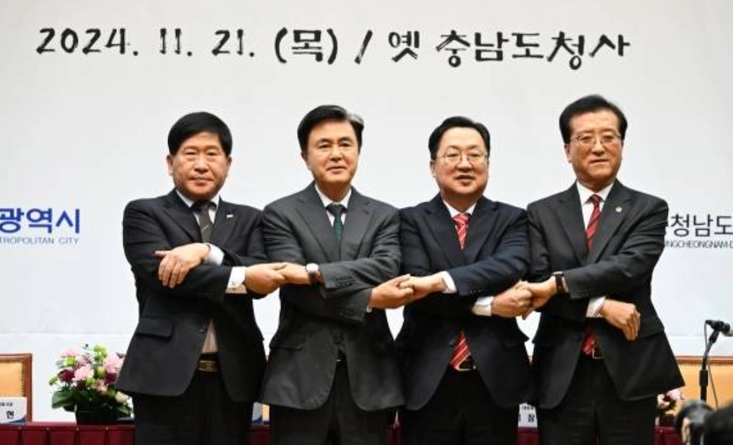 충남도와 대전시가 통합 지방자치단체 출범 추진을 위한 공동선언문을 채택했다. 왼쪽부터 홍성현 충남도의회 의장, 김태흠 충남지사, 이장우 대전시장, 조원휘 대전시의회 의장. 서울신문DB제공