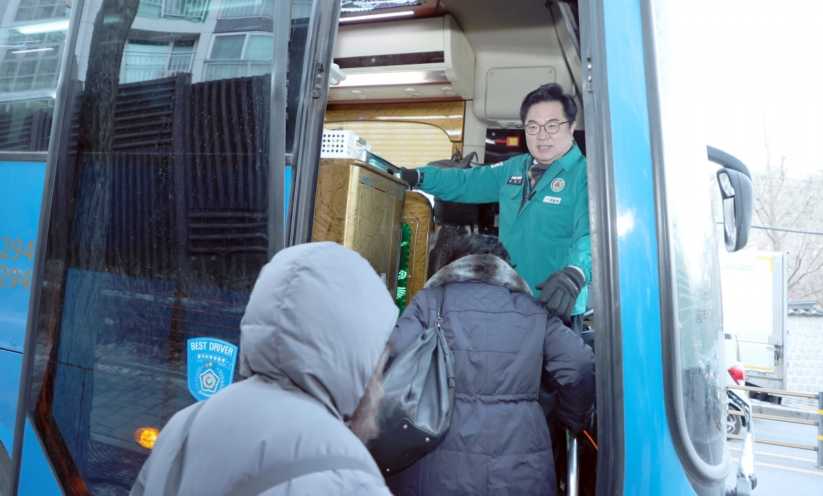 박일하 동작구청장이 13일 오전 구에서 운영하는 무료 셔틀버스에 탑승해 주민들을 안내하고 있다. 동작구 제공