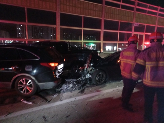 14일 오전 5시 53분쯤 경부고속도로 양산휴게소 인근에서 6중 추돌사고가 발생해 소방대원들이 사고 수습을 하고 있다. 경남소방본부 제공