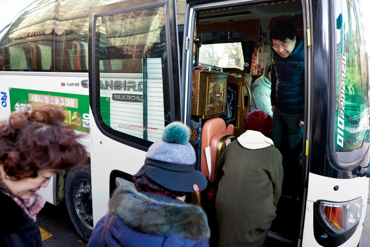서강석(맨 오른쪽) 송파구청장이 13일 오후 서울시내버스 파업으로 구에서 운영하는 무료 셔틀버스에 탑승해 주민들에게 안내를 하고 있다. 송파구 제공