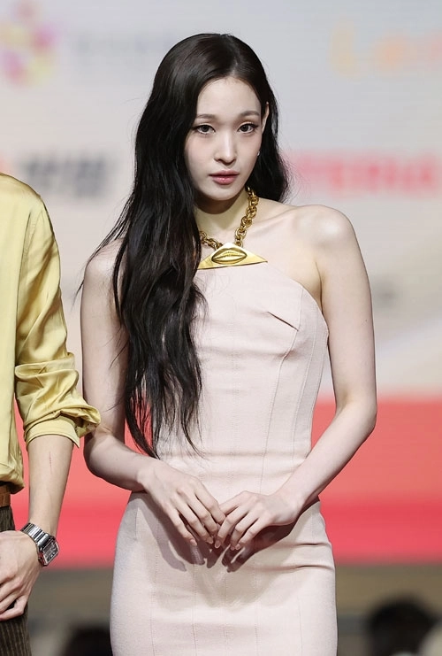 그룹 올데이프로젝트의 애니가 25일 인천 영종도 인스파이어에서 열린 ‘2025 SBS 가요대전’ 레드카펫 행사에 참석해 포즈를 취하고 있다. 2025.12.25 뉴스1