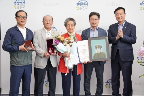 이승로(오른쪽 첫 번째) 성북구청장이 지난해 구청에서 6·25전쟁 무공훈장을 전수받은 유가족들과 기념 촬영을 하고 있다. 성북구 제공