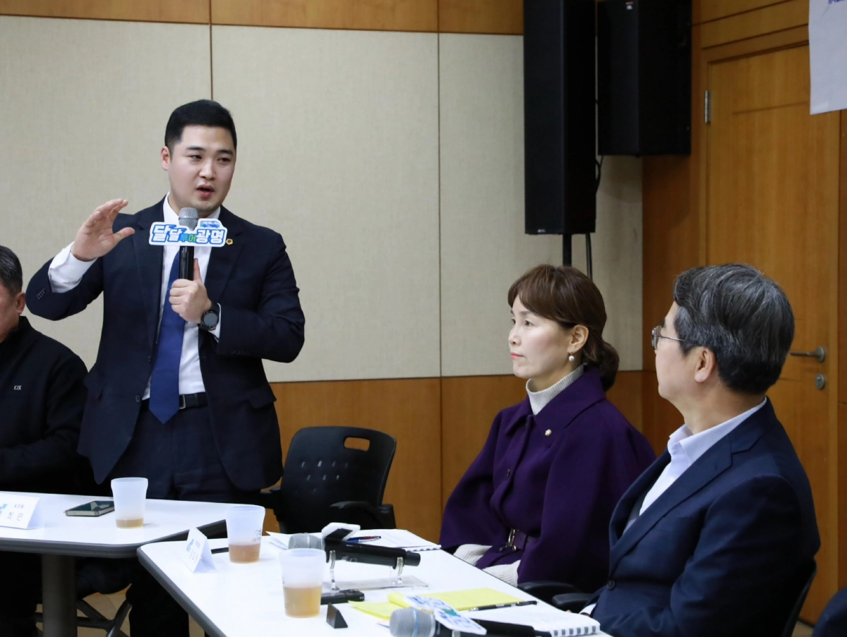 최민 의원이 13일 광명 스피돔에서 열린 ‘유휴부지 활용방안 간담회’에서 김동연 경기도지사(오른쪽)가 경청하는 가운데, 구도심 인프라 격차 해소를 위한 경기도의 적극적인 역할을 주문하고 있다.(사진=경기도의회)