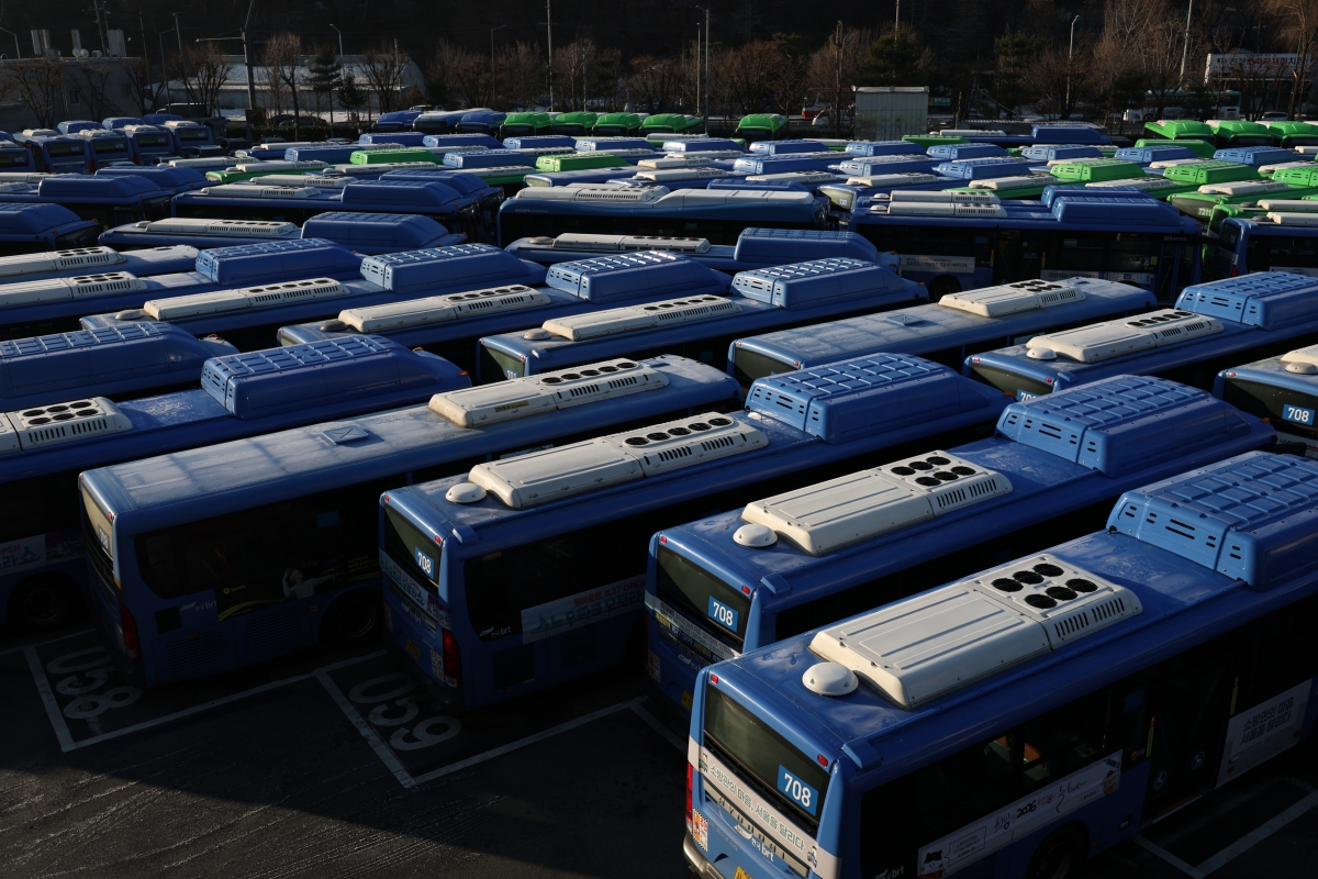 서울 시내버스 노동조합이 무기한 전면파업에 돌입한 13일 서울 한 버스공영차고지에 서울 시내 버스들이 주차돼 있다. 2026.1.13 연합뉴스