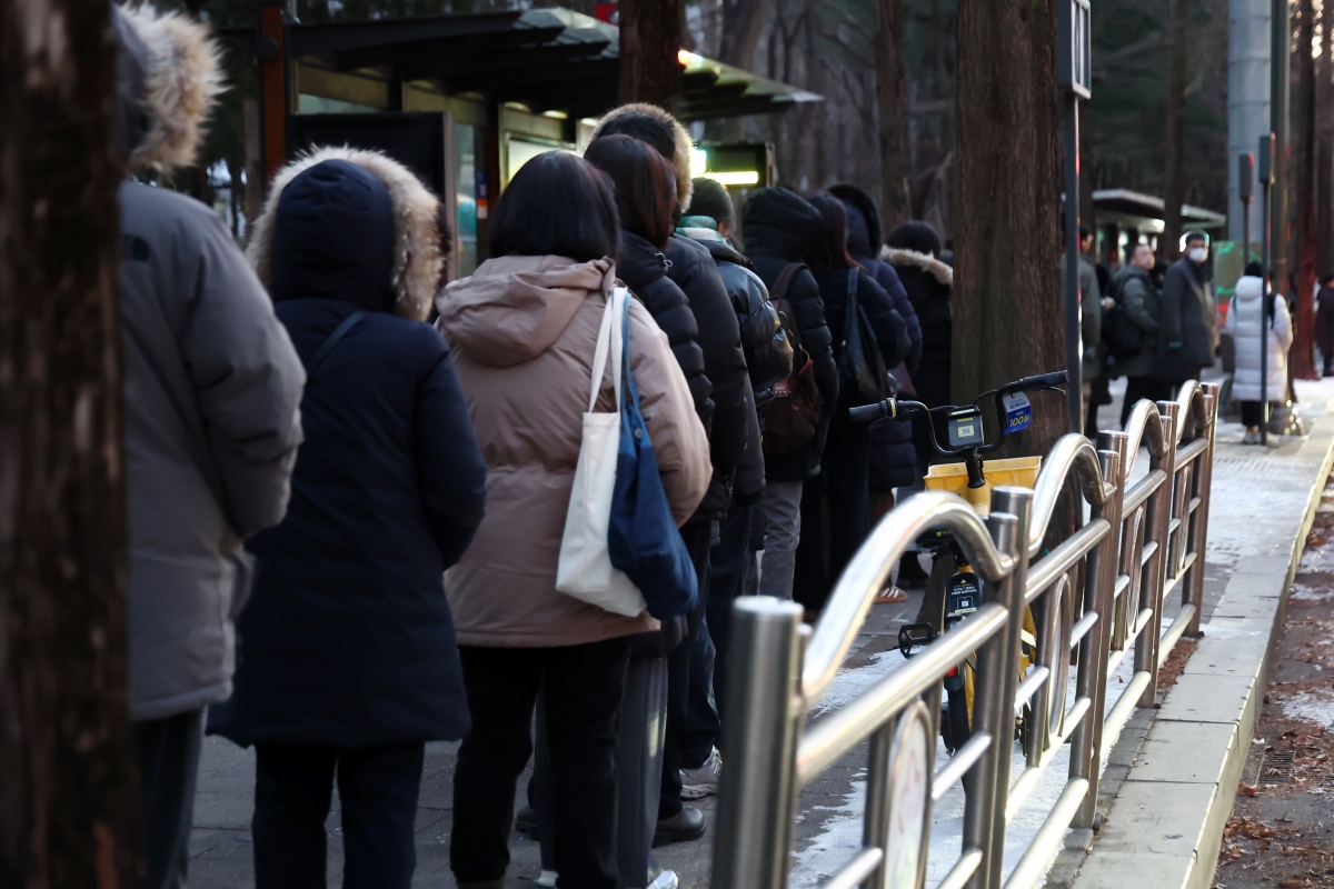 서울 시내버스 파업 이틀째인 14일 경기 성남시 이매촌 한신 아파트 인근 버스 정류장에서 시민들이 서울로 향하는 광역버스를 기다리고 있다. 2026.1.14 연합뉴스