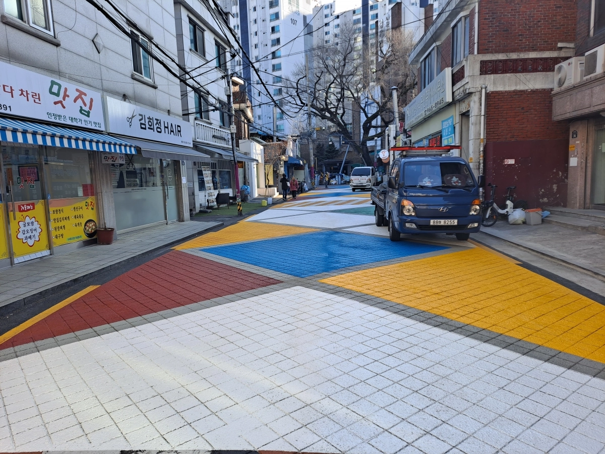 서울 동대문구 이문동 일대에 마련된 ‘보행자우선도로’ 모습. 동대문구 제공