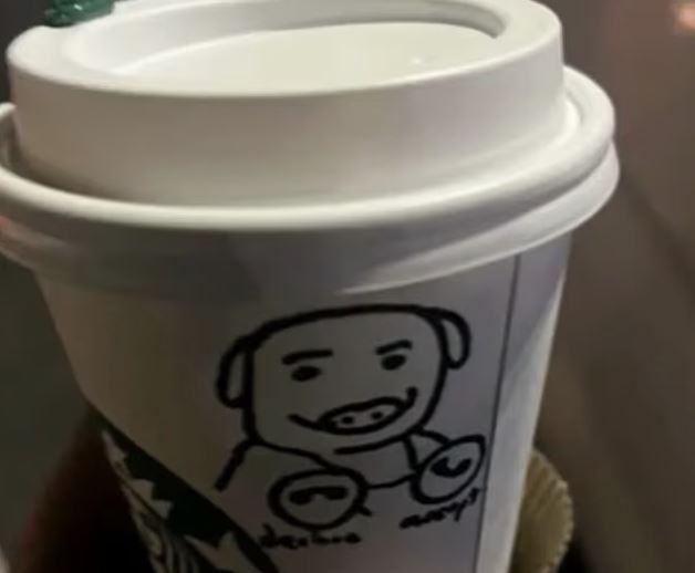 미국 로스앤젤레스 노워크시 스타벅스에서 보안관에게 제공된 음료 컵. 돼지 그림이 그려져 있다. 로스앤젤레스 카운티 보안관국
