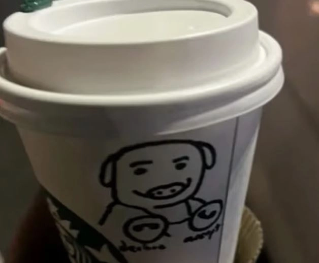 미국 로스앤젤레스 노워크시 스타벅스에서 보안관에게 제공된 음료 컵. 돼지 그림이 그려져 있다. 로스앤젤레스 카운티 보안관국