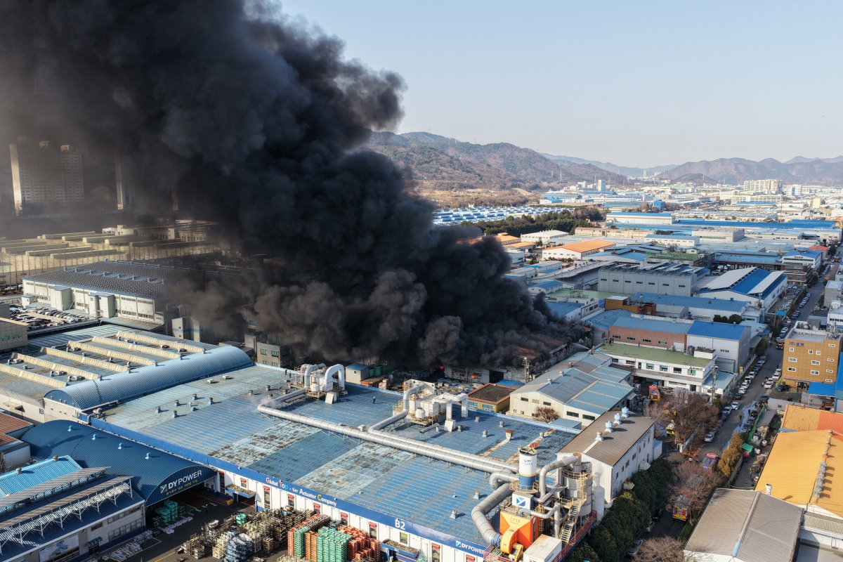 14일 오전 10시 13분쯤 경남 창원시 성산구 성주동 국가산업단지 내 한 공장에서 불이 나 검은 연기가 발생하고 있다. 인명피해는 현재까지 없는 것으로 전해졌다. 2026.1.14. 연합뉴스
