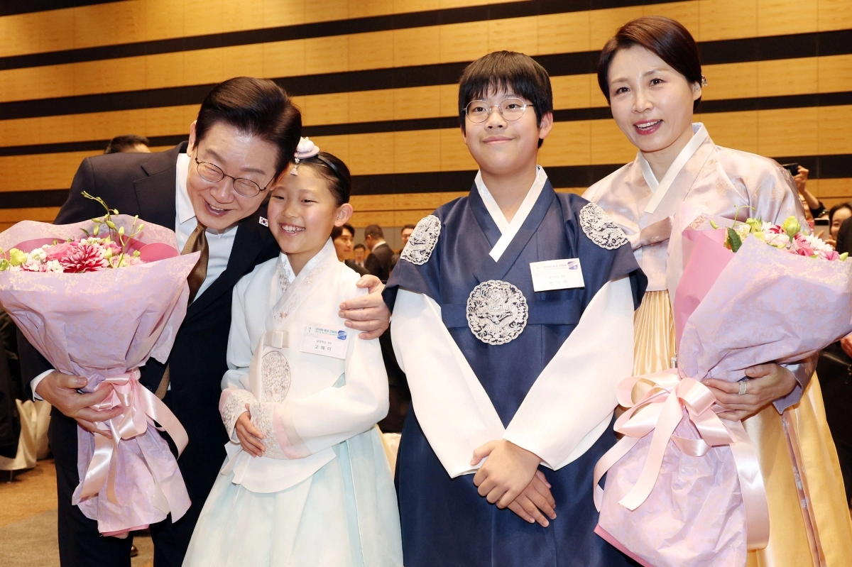 이재명 대통령과 김혜경 여사가 14일 일본 나라현의 한 호텔에서 열린 간사이 동포 간담회에서 화동과 기념촬영을 하고 있다. 2026.1.14 연합뉴스