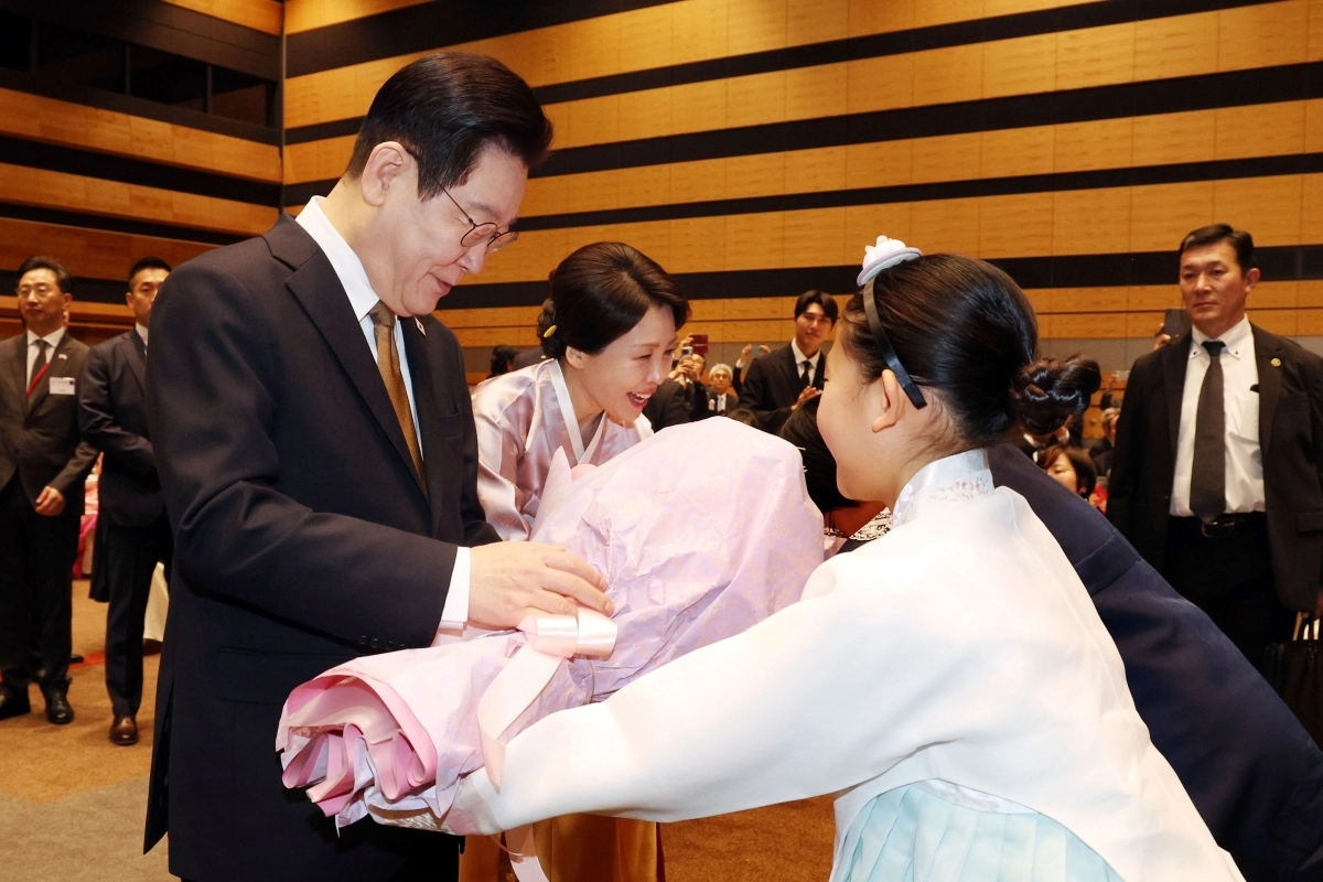 이재명 대통령과 김혜경 여사가 14일 일본 나라현의 한 호텔에서 열린 간사이 동포 간담회에서 화동으로부터 꽃다발을 받고 있다. 2026.1.14 연합뉴스