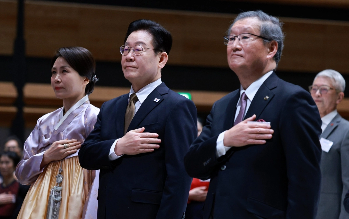 이재명 대통령과 김혜경 여사가 14일 일본 나라현의 한 호텔에서 열린 간사이 동포 간담회에서 국민의례를 하고 있다. 2026.1.14 연합뉴스
