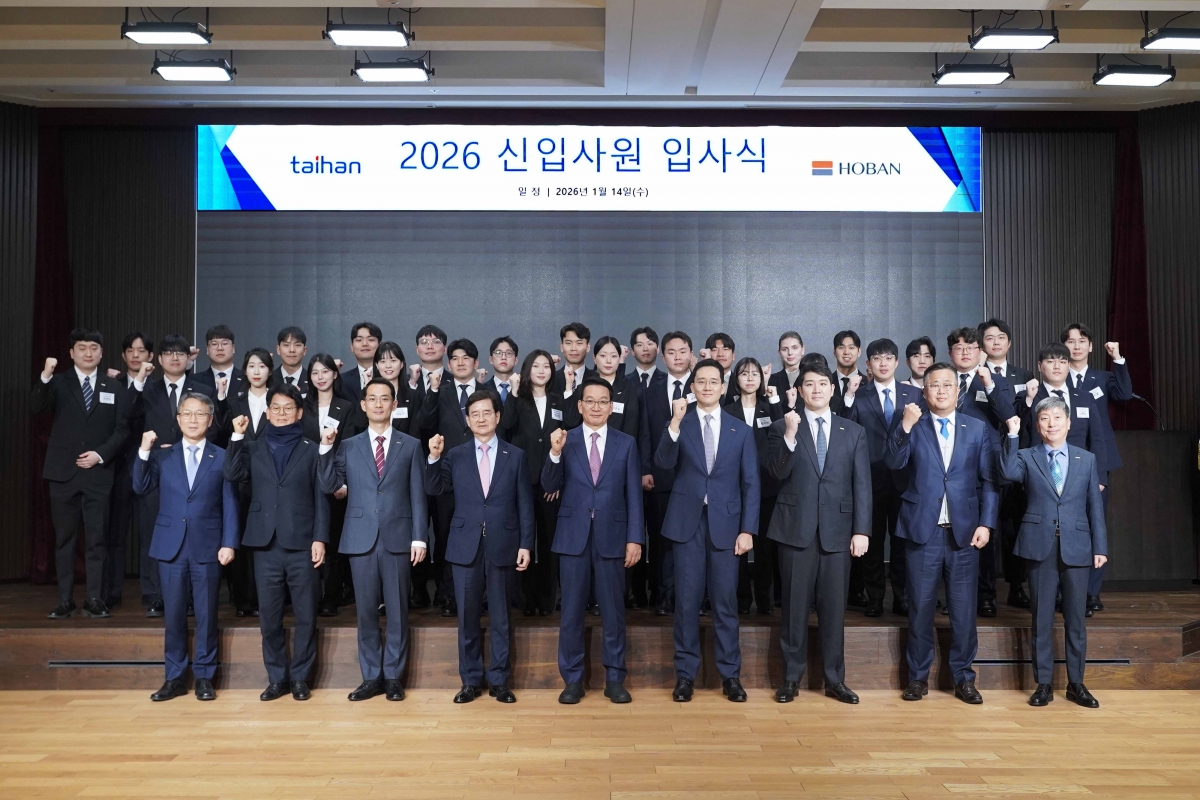 14일 서울 서초구 호반파크에서 열린 대한전선 신입사원 입사식에서 참석자들이 기념촬영을 하고 있다. 앞줄 왼쪽 세번째부터 김준석 대한전선 부사장, 김선규 호반그룹 회장, 김상열 호반장학재단 이사장, 김대헌 호반그룹 기획총괄사장, 김민성 호반그룹 부사장. 대한전선 제공