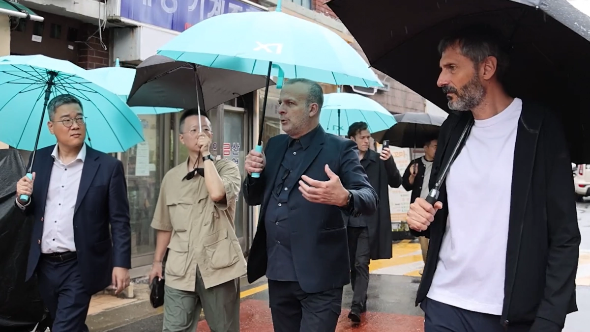 데이비드 치퍼필드 아키텍츠 소속 담당임원과 GS건설 관계자들이 성수1지구 현장을 둘러보고 있다. GS건설 제공