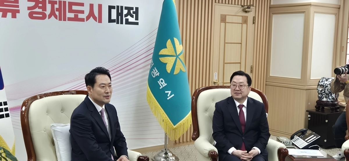 장동혁(사진 왼쪽) 국민의힘 대표와 이장우 대전시장이 14일 대전시청에서 만나 대전·충남 행정통합에 대해 논의하고 있다.