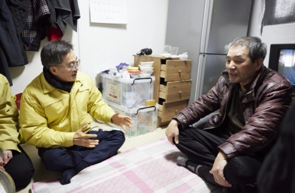 지난해 1월 9일 김동연 경기도지사가 수원시 에너지 취약계층 가구를 방문해 애로사항을 듣고 있다. (경기도 제공)