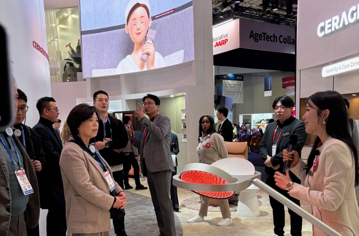 신계용 과천시장(앞쪽 좌측)이 CES 전시장 세라젬 부스에서 제품 설명을 듣고 있다. (과천시 제공)