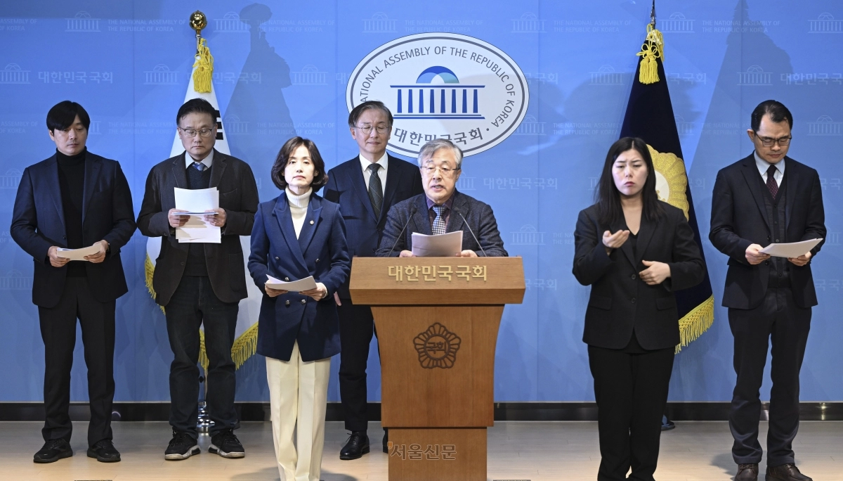 서보학 경희대 법학전문대학원(로스쿨) 교수가 14일 서울 여의도 국회에서 열린 검찰개혁추진단 자문위원 사퇴 기자회견에서 발언하고 있다. 2026.1.14 이지훈 기자
