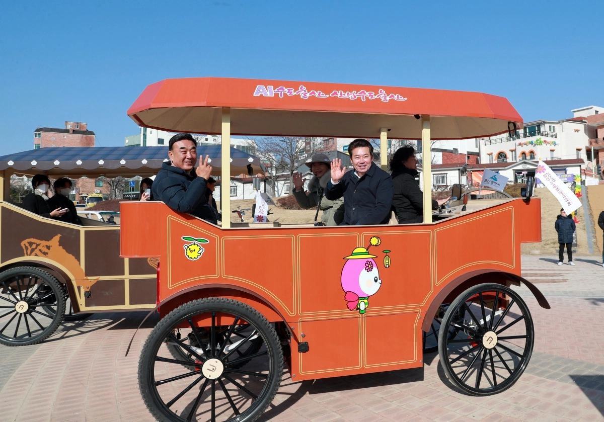 14일 오전 울산 태화강 국가정원에서 김두겸 울산시장(왼쪽)과 임현철 울산시 대변인이 ‘울산 마차’를 시승하고 있다. 울산시 제공
