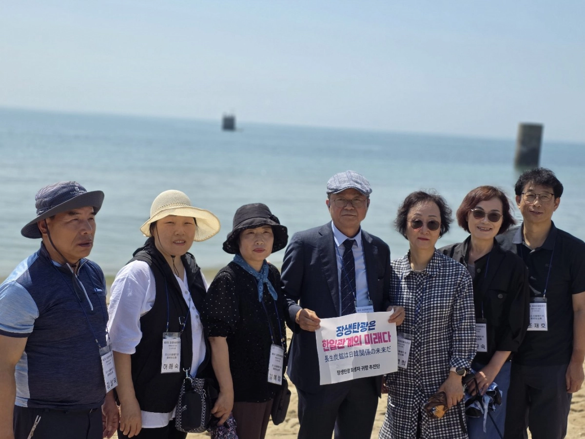 조덕호(가운데) 대구대 교수가 1942년 수몰 사고가 일어난 일본 조세이 탄광의 환기구가 보이는 바다 앞에 서 있다. 본인 제공
