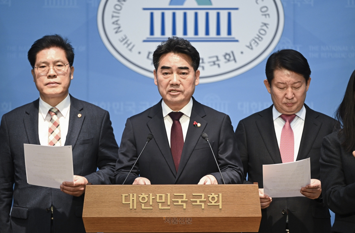 국민의힘 당내 소장파 초재선 모임 ‘대안과 미래’ 소속 이성권 의원이 14일 서울 여의도 국회에서 열린 한동훈 전 대표 제명 관련 입장 표명 및 의원총회 개최 촉구 기자회견에서 발언하고 있다. 2026.1.14 이지훈 기자