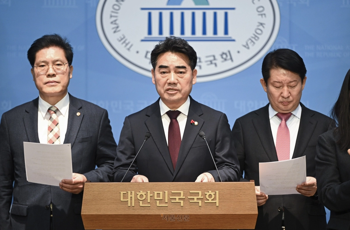 국민의힘 당내 소장파 초재선 모임 ‘대안과 미래’ 소속 이성권 의원이 14일 서울 여의도 국회에서 열린 한동훈 전 대표 제명 관련 입장 표명 및 의원총회 개최 촉구 기자회견에서 발언하고 있다. 2026.1.14 이지훈 기자