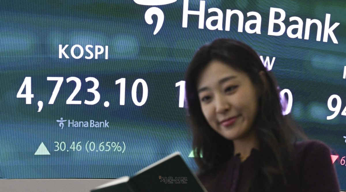 코스피가 사상 처음으로 4700선을 돌파 마감한 14일 서울 중구 하나은행 딜링룸에 코스피 지수가 표시돼 있다. 이날 코스피는 전일 대비 30.46p(0.65%) 오른 4,723.10에, 코스닥은 6.80p(0.72%) 내린 942.18에 장을 마쳤다. 2026.1.14 이지훈 기자