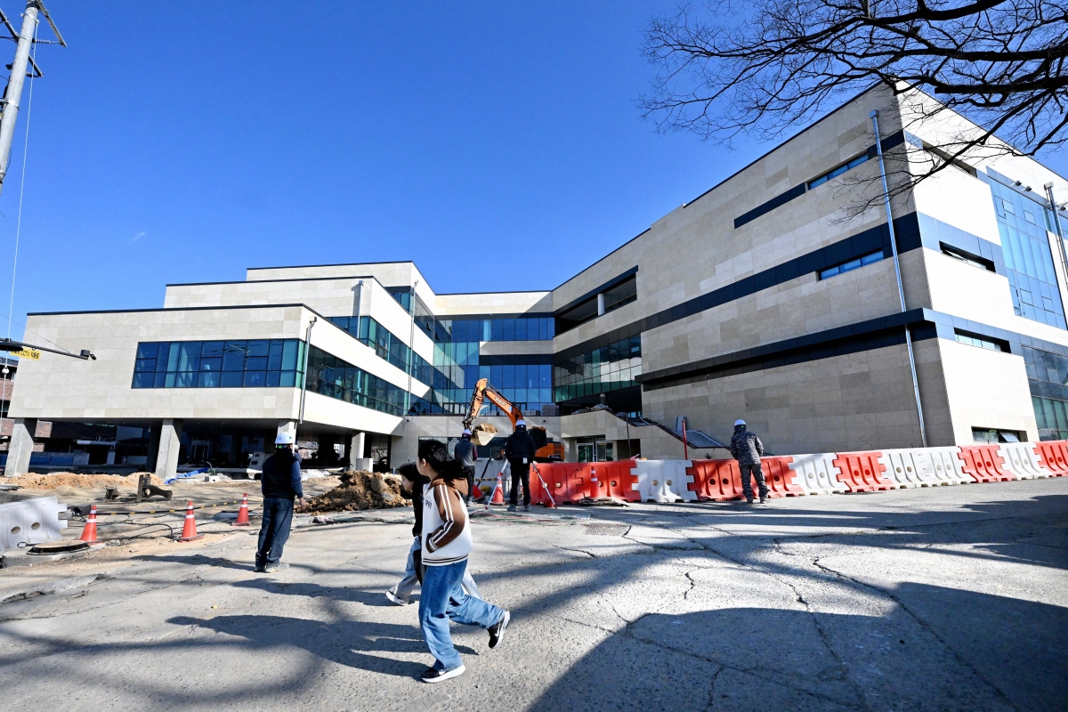 오는 3월 개관을 목표로 ‘군위군 청소년 허브센터’ 공사가 한창 진행되고 있다. 군위군 제공