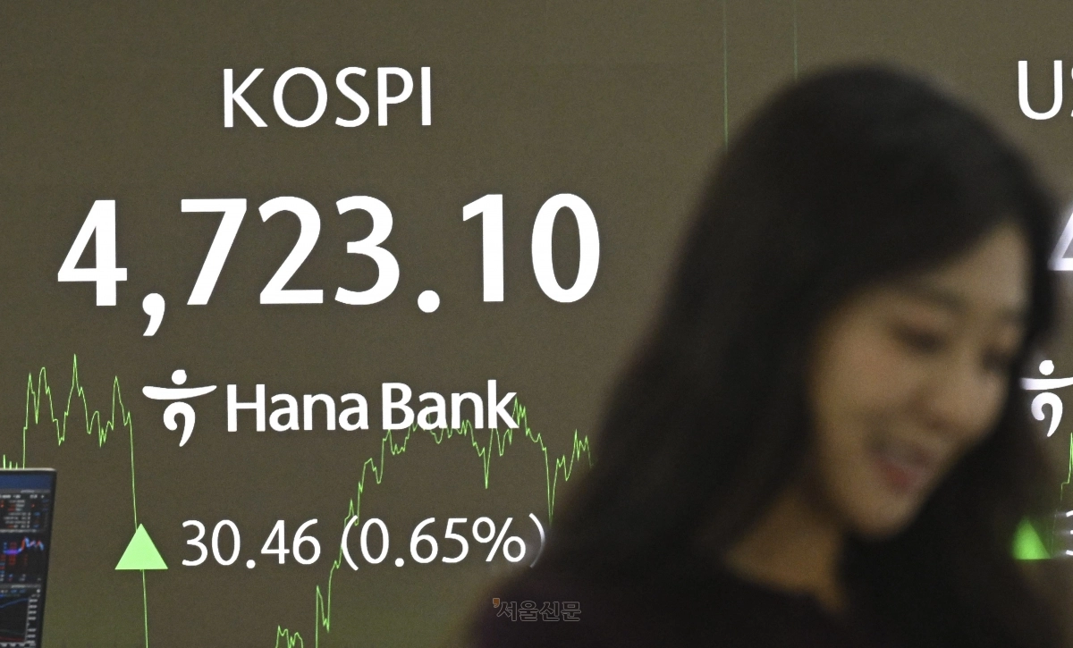 코스피가 사상 처음으로 4700선을 돌파 마감한 14일 서울 중구 하나은행 딜링룸에 코스피 지수가 표시돼 있다. 이날 코스피는 전일 대비 30.46p(0.65%) 오른 4723.10에 장을 마쳤다. 2026.1.14 이지훈 기자