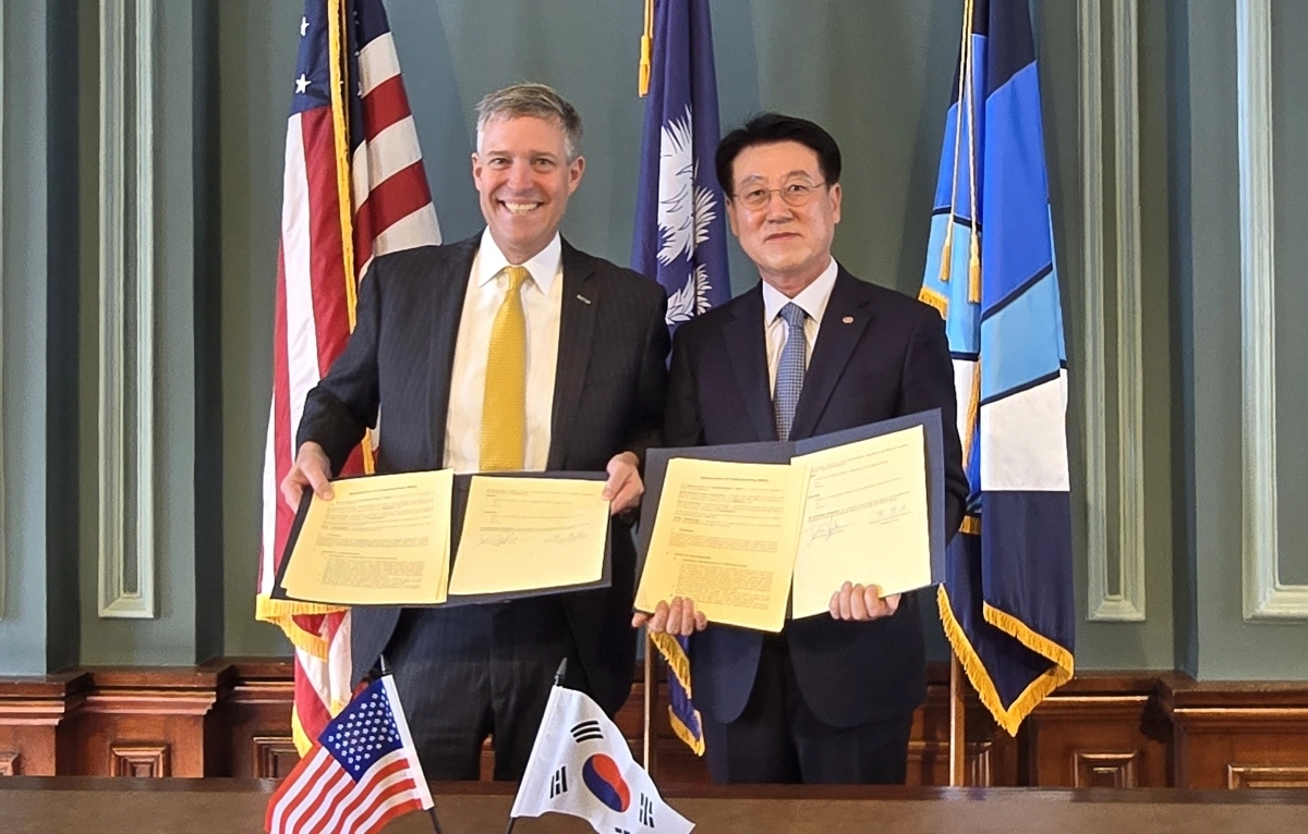 한국전력은 13일 미국 사우스캐롤라이나주 컬럼비아 시의회에서 정치교(오른쪽) 한전 안전영업배전부사장과 Daniel Rickenmann 컬럼비아시장이 참석한 가운데 ‘배전망 기술협력 업무협약’을 체결했다.한국전력 제공