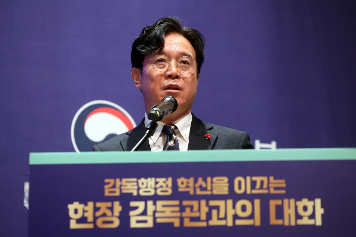 김영훈 고용노동부 장관이 14일 서울 서초구 양재 엘타워에서 열린 현장 감독관과의 대화에서 특강을 하고 있다. 연합뉴스