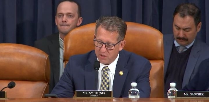 에이리언 스미스(공화·네브라스카) 하원의원이 13일(현지 시간) 열린 세입위원회 무역소위원회 ‘미국 혁신 및 기술 리더십 유지’ 청문회에서 발언하고 있다. 뉴시스