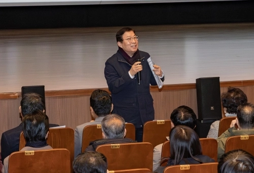 김경호 서울 광진구청장이 지난 13일 나루아트센터에서 열린 자양동 799번지 일대 모아타운 관리계획 수립안 주민 설명회에서 인사말을 하고 있다.   광진구 제공
