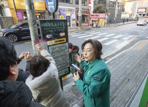 박희영 서울 용산구청장이 14일 오전 이태원역 앞 버스정류장에서 구민지원버스 운행 현황을 점검하고 있다.   용산구 제공