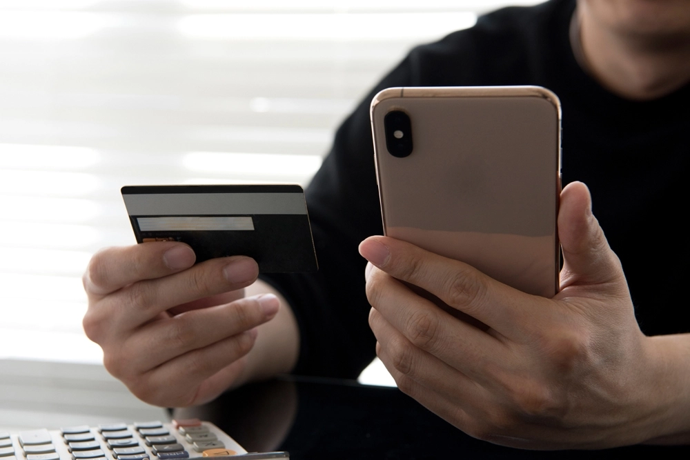 여성들에게 접근해 휴대전화 케이스에 수납된 카드 등을 훔친 60대 남성이 붙잡혔다.