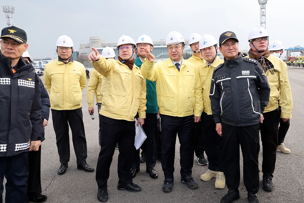 윤호중(앞줄 왼쪽 네 번째) 행정안전부 장관이 지난해 11월 25일 인천항 인근 해상에서 열린 국가 재난 대응 훈련 프로그램 ‘레디코리아 4차 훈련’ 현장을 둘러보는 모습. 행정안전부 제공