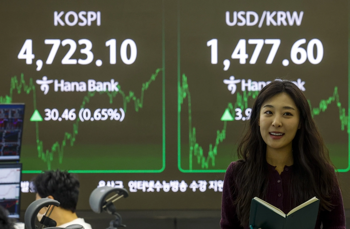 [서울=뉴시스] 정병혁 기자 = 코스피가 사상 첫 4700선을 넘은 14일 서울 중구 하나은행 딜링룸에서 직원들이 업무를 보고 있다.   이날  코스피는 전 거래일(4692.64)보다 30.46포인트(0.65%) 상승한 4723.10에, 코스닥 지수는 전 거래일(948.98)보다 6.80포인트(0.72%) 내린 942.18에 거래를 마쳤다.  서울 외환시장에서 원·달러 환율은 전 거래일(1473.7원)보다 3.8원 오른 1477.5원에 주간 거래를 마감했다.2026.01.14. jhope@newsis.com