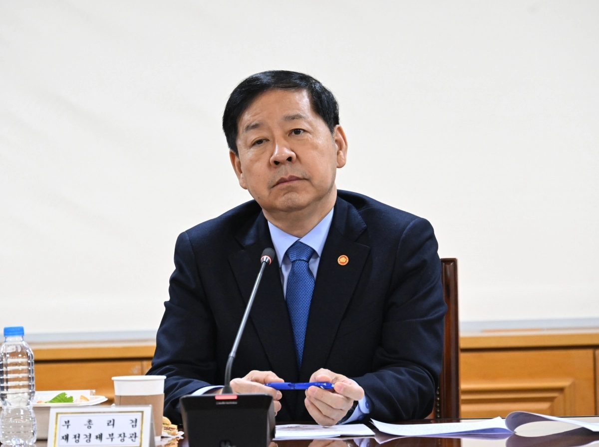 구윤철 부총리, 시장상황점검회의 주재     (서울=연합뉴스) 구윤철 부총리 겸 재정경제부 장관이 8일 서울 중구 은행연합회에서 열린 ‘시장상화점검회의’를 주재하고 있다. 2026.1.8 [재정경제부 제공. 재판매 및 DB 금지]     photo@yna.co.kr