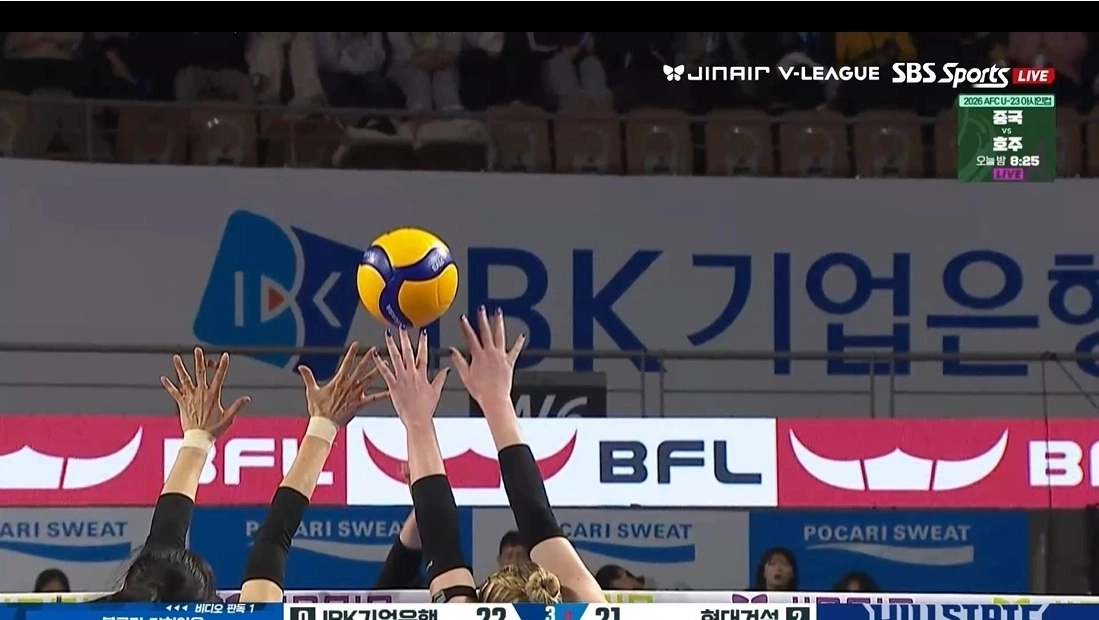 11일 열린 V리그 여자부 IBK기업은행과 현대건설의 경기에서 기업은행 빅토리아의 스파이크를 현대건설 카리(오른쪽(가 블로킹하고 있다. 심판은 “카리의 손가락에 닿았다”며 ‘블로터 터치 아웃’을 선언했지만, 한국배구연맹은 14일 오심으로 결정했다. 한국배구연맹 제공