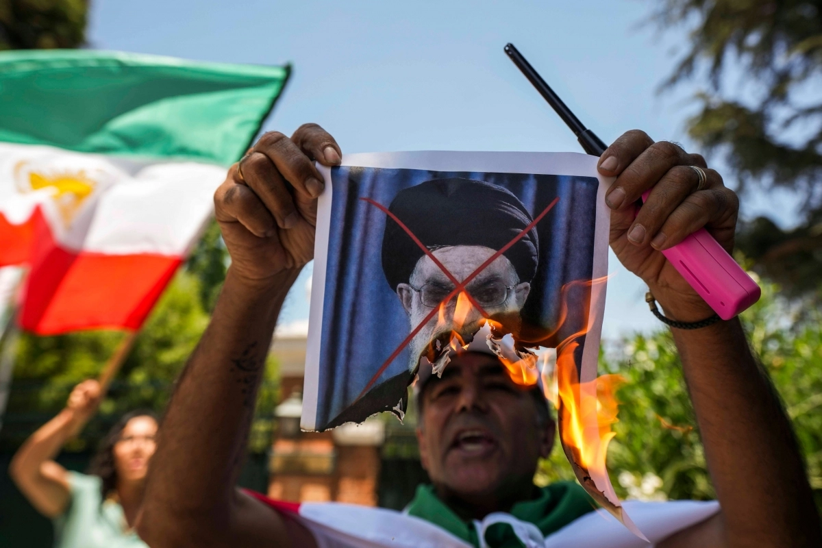 하메네이 사진 태우는 칠레 시위대