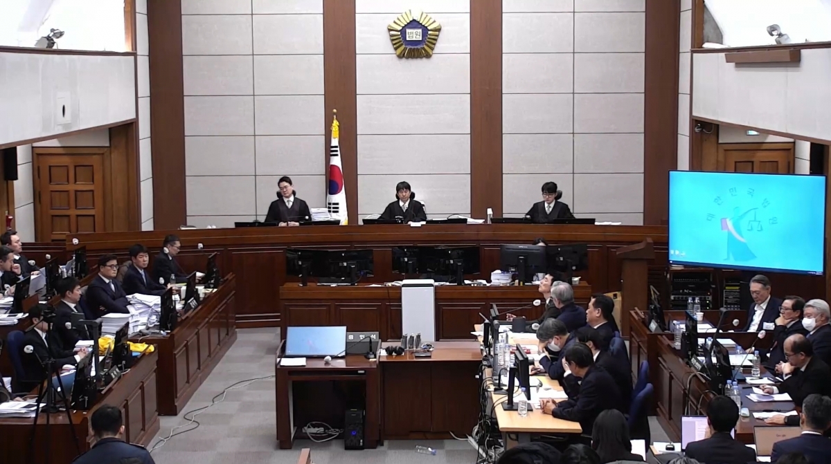 윤석열(맨 오른쪽) 전 대통령이 지난 13일 서울 서초구 서울중앙지법에서 열린 12·3 비상계엄 관련 내란 우두머리 혐의 결심공판에 출석해 있다. 서울중앙지법 제공 영상 캡처