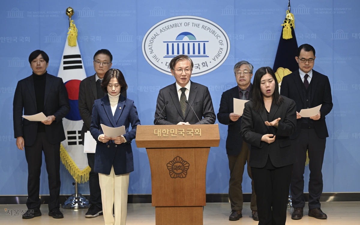 국무총리 산하 검찰개혁추진단의 자문위원으로 활동했던 한동수 변호사가 14일 국회에서 동반 사퇴한 자문위원들과 함께 ‘완전하고도 철저한 검찰개혁 촉구문’을 발표하고 있다. 왼쪽부터 장범식·김필성 전 자문위원, 박은정 조국혁신당 의원, 한 변호사, 서보학 전 자문위원, 한 사람 건너 황문규 전 자문위원. 이지훈 기자