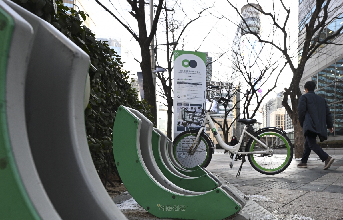 서울시가 운영하는 공공 자전거 따릉이 대여소에 자전거가 놓여있다. 2026.1.14 이지훈 기자