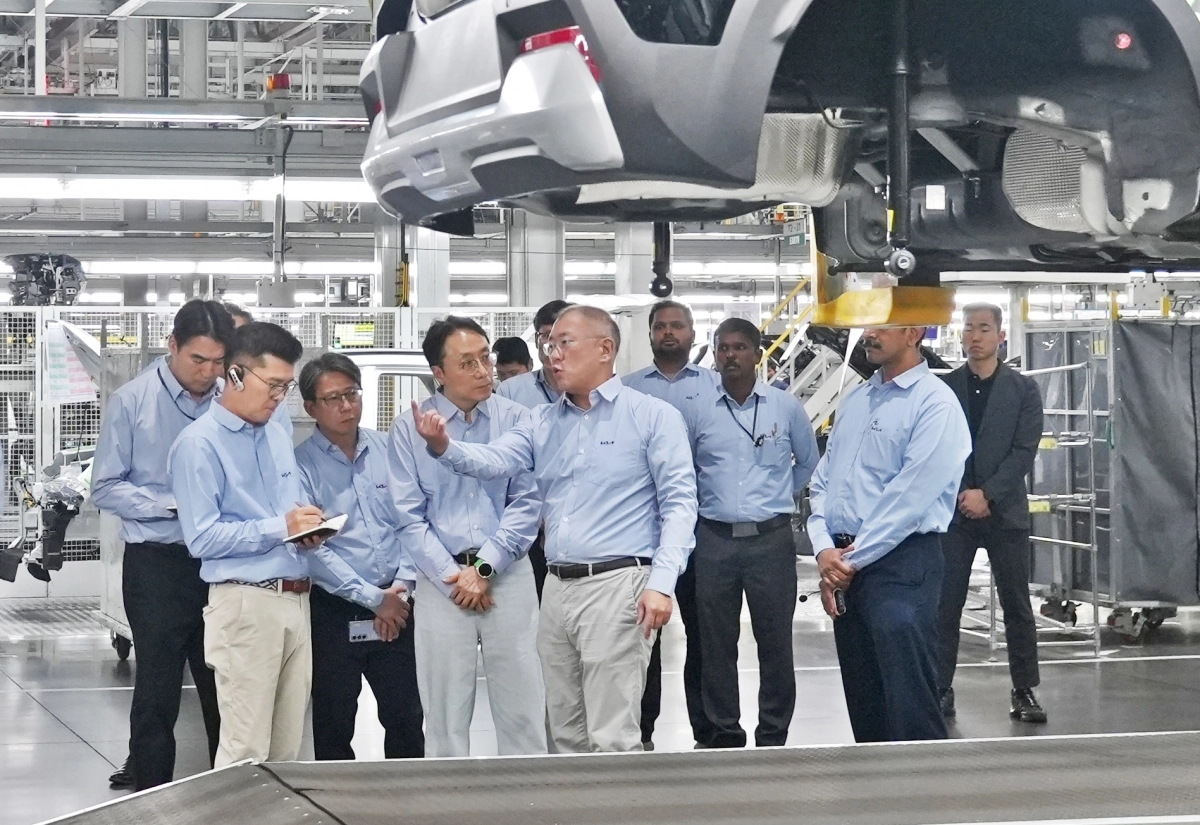 정의선(왼쪽 다섯 번째) 현대차그룹 회장이 지난 12일(현지시간) 인도 안드라프라데시주에 있는 기아 아난타푸르공장을 방문해 임직원들과 생산라인을 점검하고 있다. 현대차그룹 제공