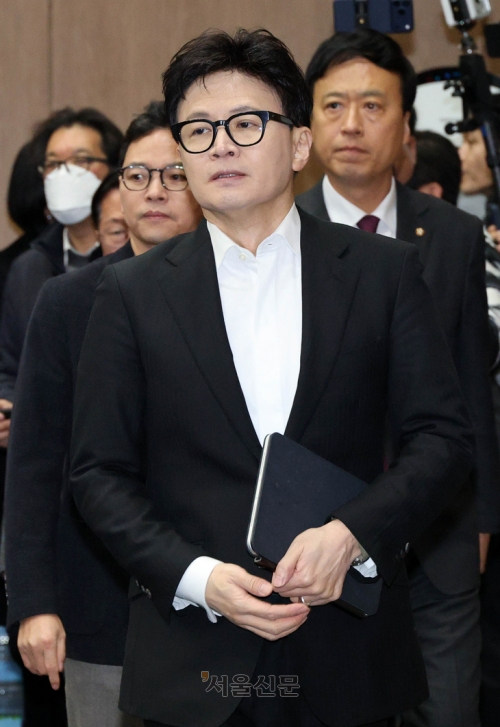 한동훈 국민의힘 전 대표가 14일 국회 소통관에서 당 윤리위원회가 본인을 제명 결정한 것과 관련해 입장을 밝히기 위해 입장하고 있다. 홍윤기 기자