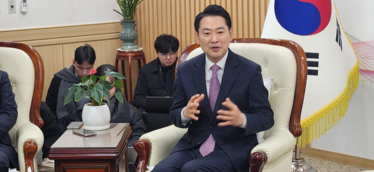 장동혁 국민의힘 대표가 14일 대전시청에서 이장우 대전시장을 만나 대전과 충남 행정통합 관련 당의 입장을 설명하고 있다. 뉴시스